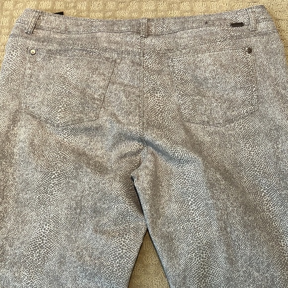 Fabulous😱snake print Nicole Miller size 16 jeans. - Picture 9 of 16